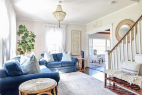Antique Dennis getaway with firepit & EV charger Dog friendly